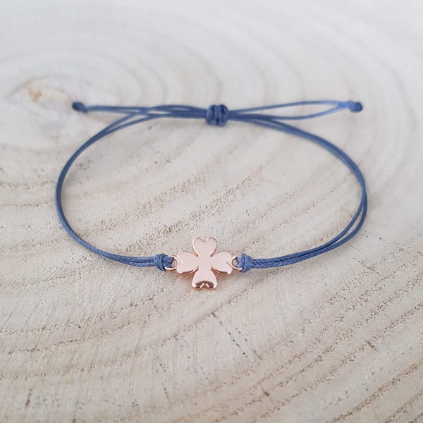 Filigranes Makrameearmband mit Kleeblatt als Glücksbringer