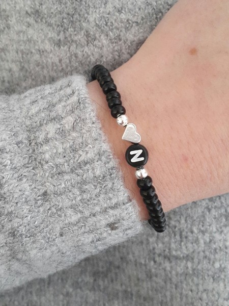Perlenarmband mit Herz und Initiale Buchstaben Schwarz Silber