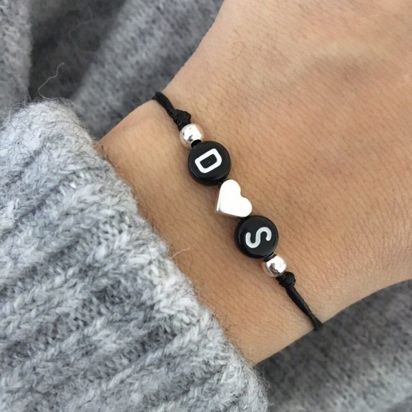 ARMBAND MAKRAMEE MIT BUCHSTABEN UND HERZ