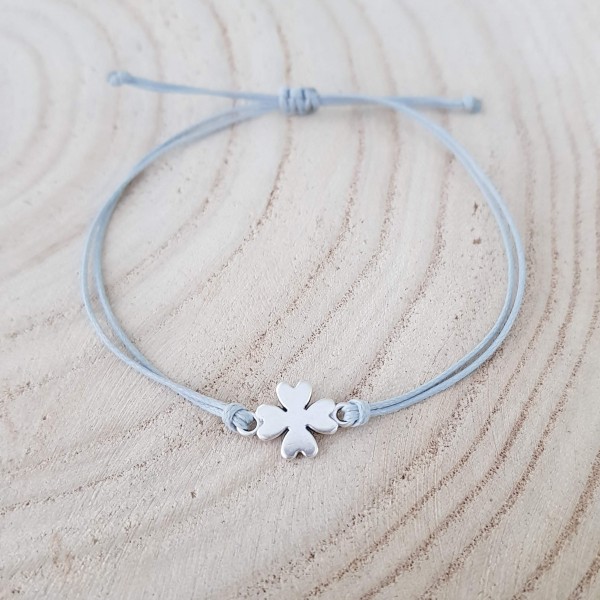 Filigranes Makrameearmband mit Kleeblatt als Glücksbringer