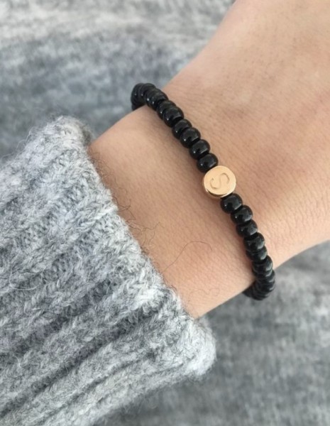 Perlenarmband in Schwarz mit Initiale