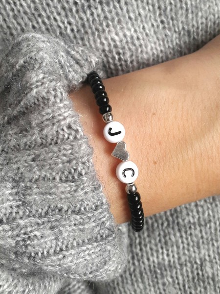 Armband in Schwarz mit Herz und Initialen