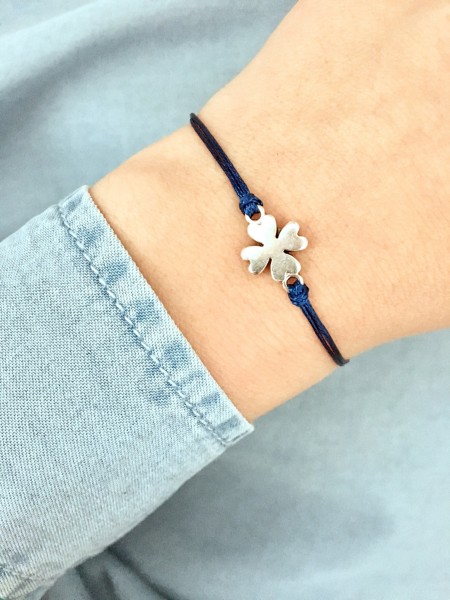 Filigranes Makrameearmband mit Kleeblatt als Glücksbringer