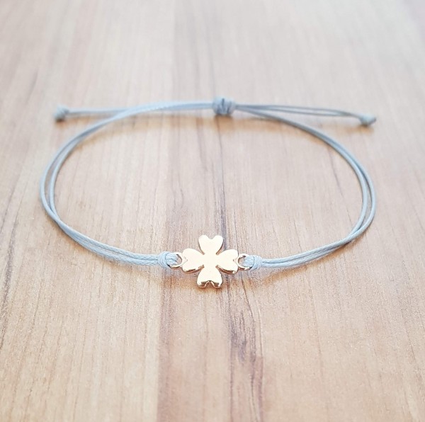 Filigranes Makrameearmband mit Kleeblatt als Glücksbringer