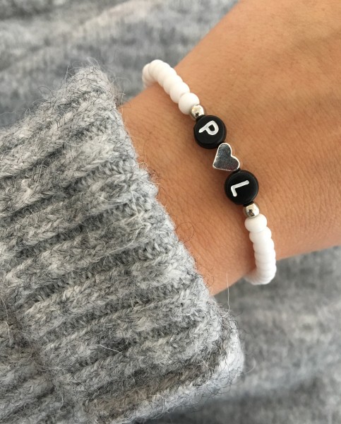 Perlenarmband Schwarz und Weiß mit Initialen
