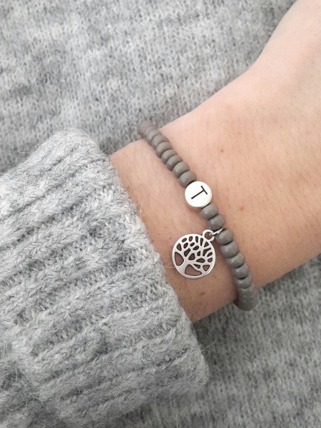 Perlenarmband mit Lebensbaum und Initiale in grau