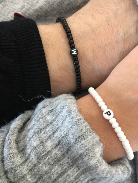 TOLLES PARTNERARMBAND SCHWARZ UND WEIß